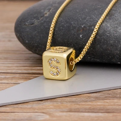A-Z Würfel-Initialen-Halskette für Damen & Herren – Kupfer-Buchstabenanhänger mit Charm-Kette, Personalisiertes Namensschmuck-Geschenk