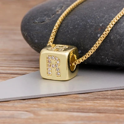 A-Z Würfel-Initialen-Halskette für Damen & Herren – Kupfer-Buchstabenanhänger mit Charm-Kette, Personalisiertes Namensschmuck-Geschenk