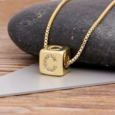 A-Z Würfel-Initialen-Halskette für Damen & Herren – Kupfer-Buchstabenanhänger mit Charm-Kette, Personalisiertes Namensschmuck-Geschenk