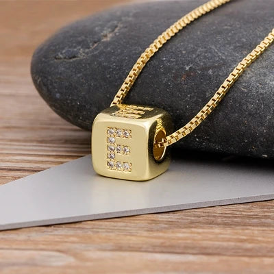 A-Z Würfel-Initialen-Halskette für Damen & Herren – Kupfer-Buchstabenanhänger mit Charm-Kette, Personalisiertes Namensschmuck-Geschenk