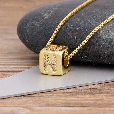 A-Z Würfel-Initialen-Halskette für Damen & Herren – Kupfer-Buchstabenanhänger mit Charm-Kette, Personalisiertes Namensschmuck-Geschenk