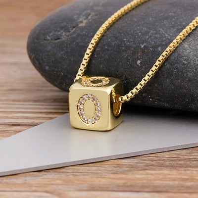 A-Z Würfel-Initialen-Halskette für Damen & Herren – Kupfer-Buchstabenanhänger mit Charm-Kette, Personalisiertes Namensschmuck-Geschenk