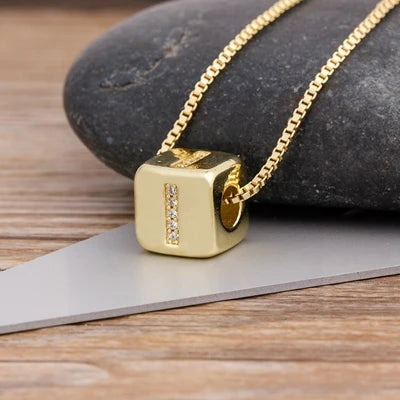 A-Z Würfel-Initialen-Halskette für Damen & Herren – Kupfer-Buchstabenanhänger mit Charm-Kette, Personalisiertes Namensschmuck-Geschenk