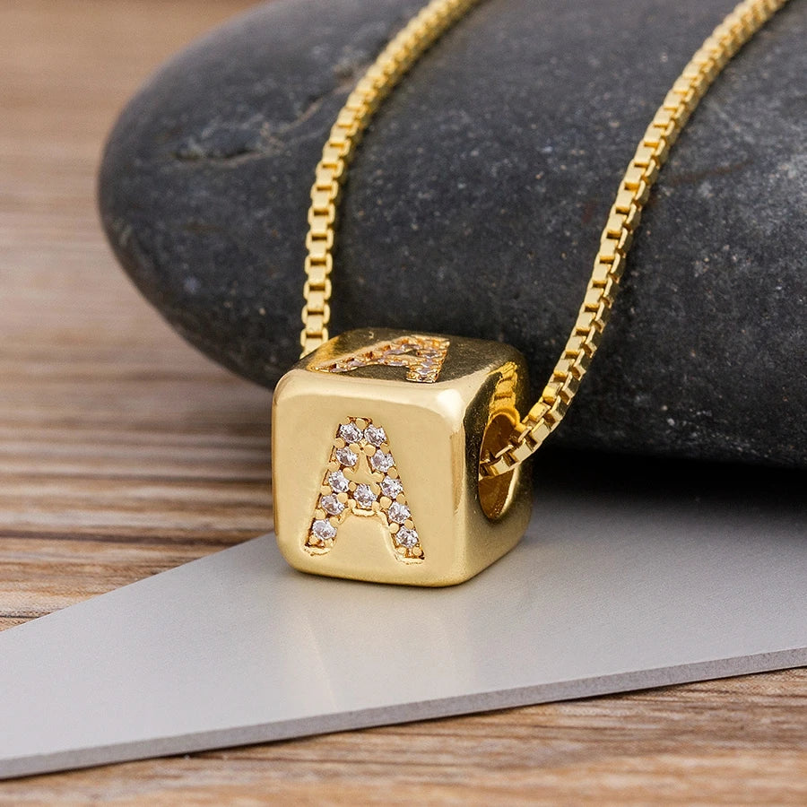 A-Z Würfel-Initialen-Halskette für Damen & Herren – Kupfer-Buchstabenanhänger mit Charm-Kette, Personalisiertes Namensschmuck-Geschenk