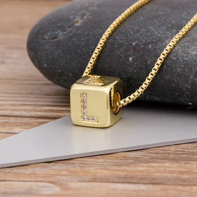 A-Z Würfel-Initialen-Halskette für Damen & Herren – Kupfer-Buchstabenanhänger mit Charm-Kette, Personalisiertes Namensschmuck-Geschenk