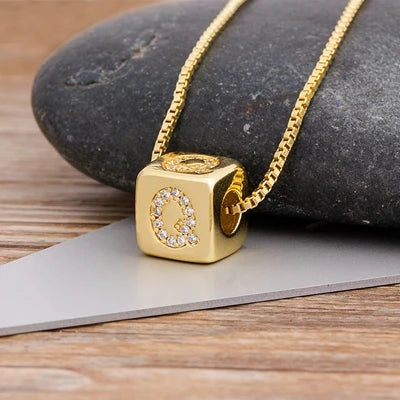 A-Z Würfel-Initialen-Halskette für Damen & Herren – Kupfer-Buchstabenanhänger mit Charm-Kette, Personalisiertes Namensschmuck-Geschenk