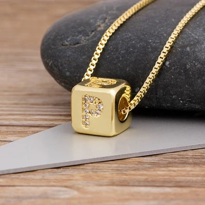 A-Z Würfel-Initialen-Halskette für Damen & Herren – Kupfer-Buchstabenanhänger mit Charm-Kette, Personalisiertes Namensschmuck-Geschenk