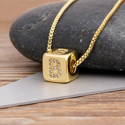 A-Z Würfel-Initialen-Halskette für Damen & Herren – Kupfer-Buchstabenanhänger mit Charm-Kette, Personalisiertes Namensschmuck-Geschenk
