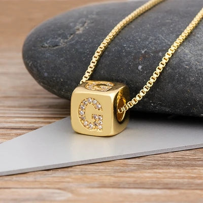 A-Z Würfel-Initialen-Halskette für Damen & Herren – Kupfer-Buchstabenanhänger mit Charm-Kette, Personalisiertes Namensschmuck-Geschenk