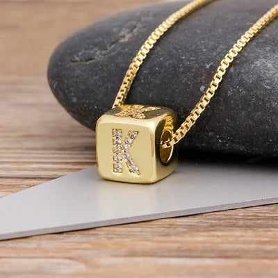 A-Z Würfel-Initialen-Halskette für Damen & Herren – Kupfer-Buchstabenanhänger mit Charm-Kette, Personalisiertes Namensschmuck-Geschenk