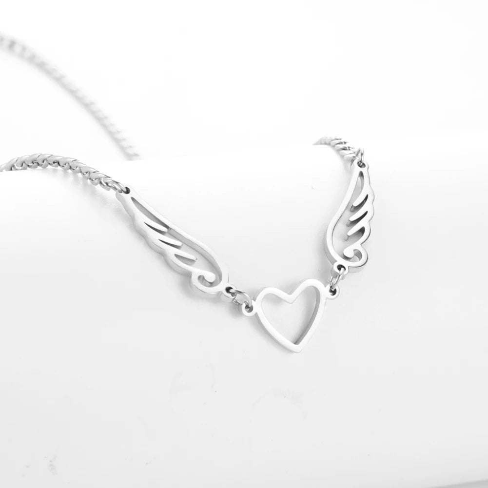 Edelstahl-Halskette mit Hohlem Herz & Engelsflügeln – Eleganter Halsnaher Schmuck für Damen
