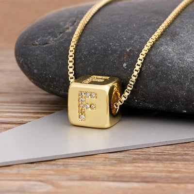 A-Z Würfel-Initialen-Halskette für Damen & Herren – Kupfer-Buchstabenanhänger mit Charm-Kette, Personalisiertes Namensschmuck-Geschenk