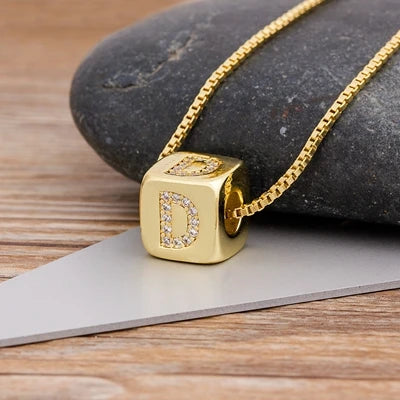 A-Z Würfel-Initialen-Halskette für Damen & Herren – Kupfer-Buchstabenanhänger mit Charm-Kette, Personalisiertes Namensschmuck-Geschenk