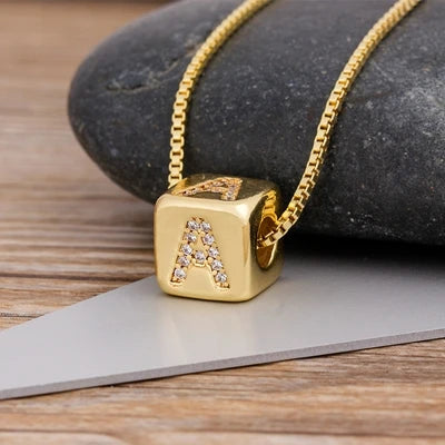 A-Z Würfel-Initialen-Halskette für Damen & Herren – Kupfer-Buchstabenanhänger mit Charm-Kette, Personalisiertes Namensschmuck-Geschenk