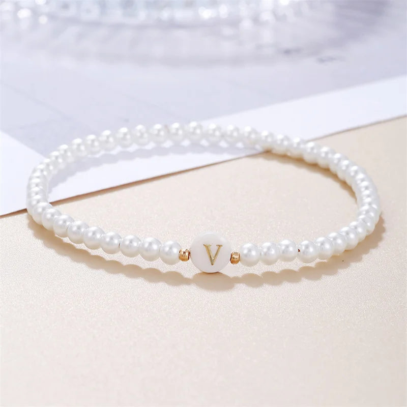 A–Z Initialen-Perlenarmband für Damen – Weiße Perlen mit Rundem Buchstabenanhänger