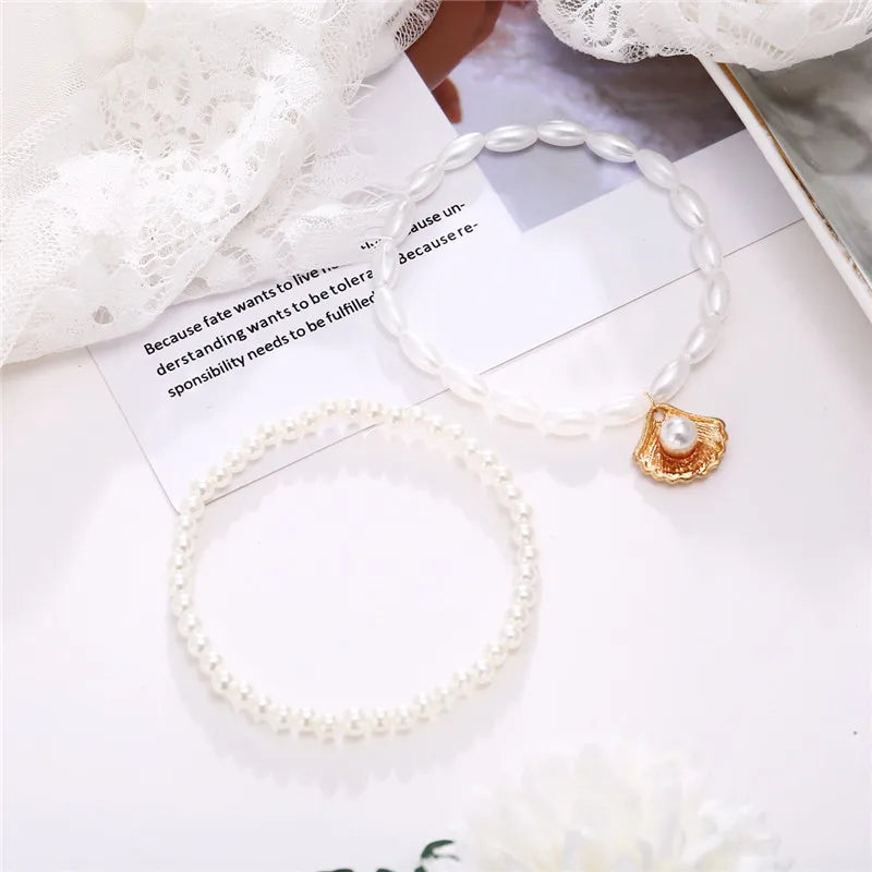Böhmisches Fußkettchen mit Kunstperlen & Muschelanhänger – Goldfarbener Hochzeitsschmuck für Damen