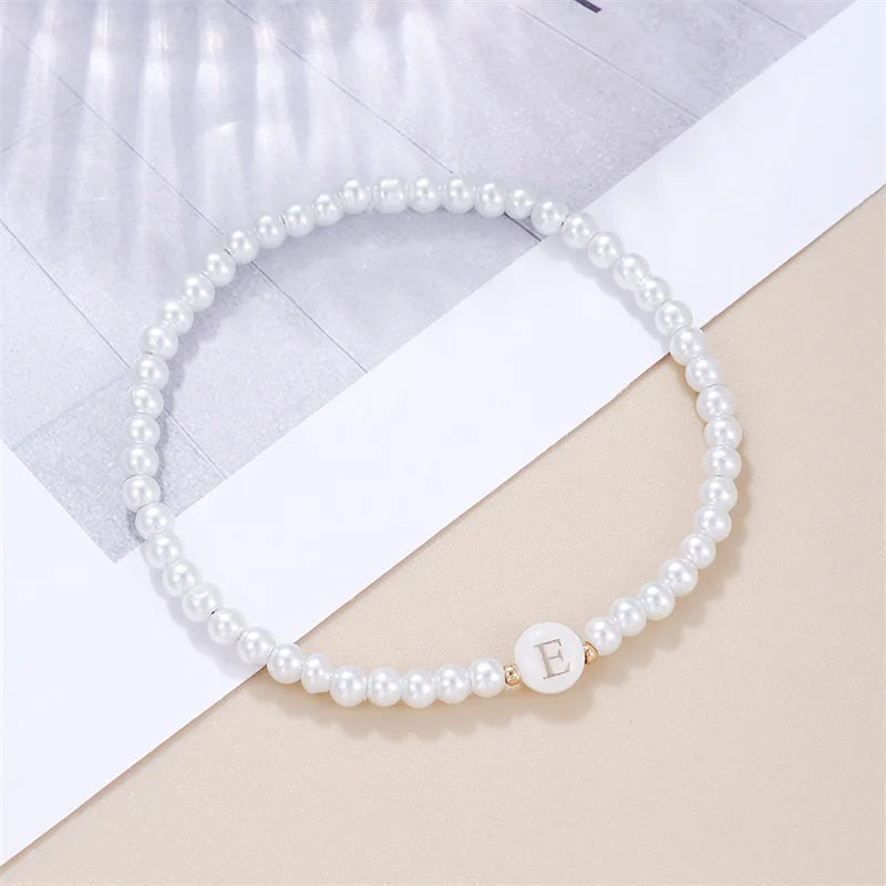 A–Z Initialen-Perlenarmband für Damen – Weiße Perlen mit Rundem Buchstabenanhänger
