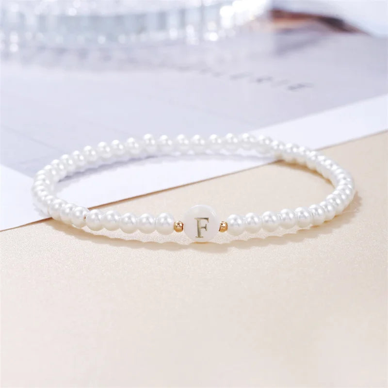 A–Z Initialen-Perlenarmband für Damen – Weiße Perlen mit Rundem Buchstabenanhänger
