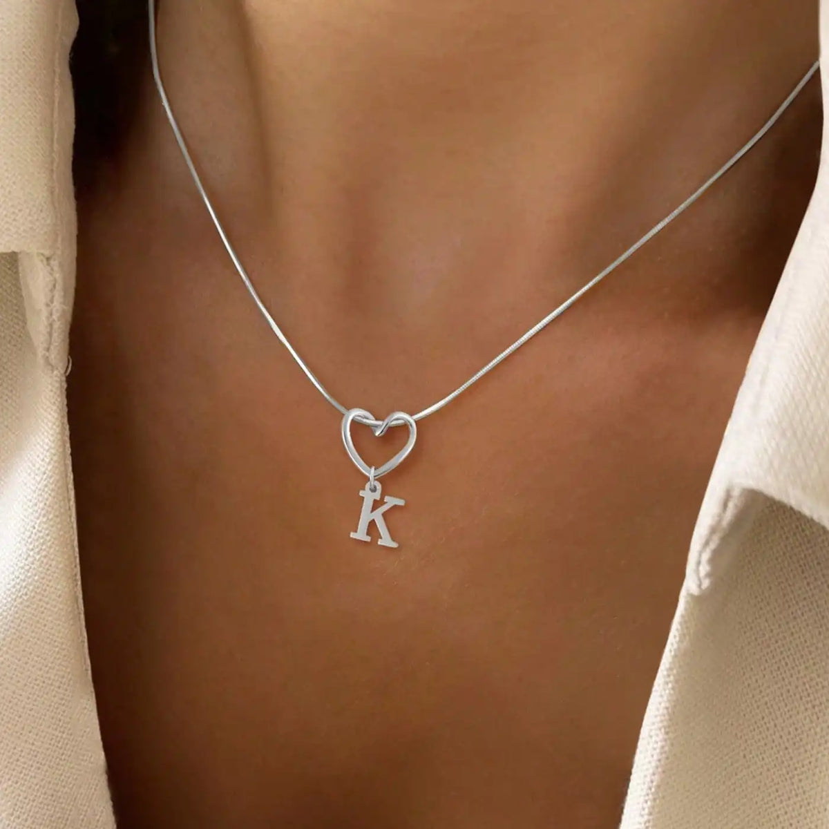Goldfarbene A-Z Initialen-Herz-Halskette für Damen – Edelstahl-Buchstabenanhänger mit Hohlem Herz & Fischgrätenkette, Personalisiertes Geschenk