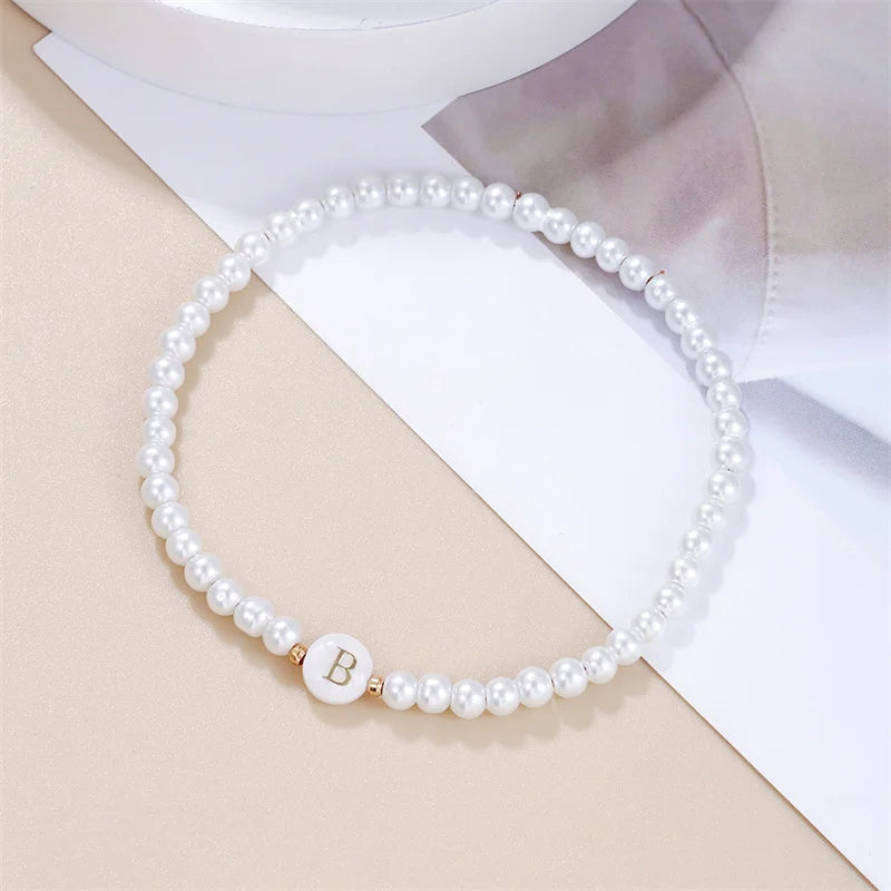 A–Z Initialen-Perlenarmband für Damen – Weiße Perlen mit Rundem Buchstabenanhänger