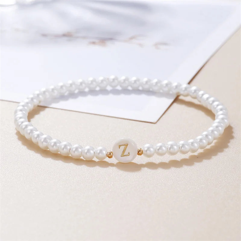 A–Z Initialen-Perlenarmband für Damen – Weiße Perlen mit Rundem Buchstabenanhänger