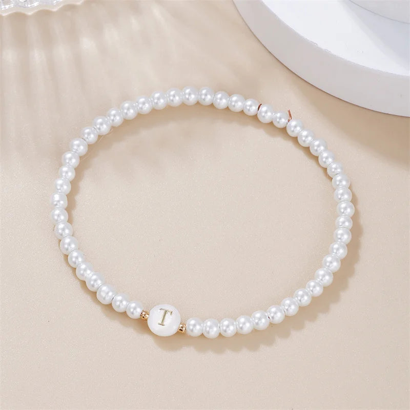 A–Z Initialen-Perlenarmband für Damen – Weiße Perlen mit Rundem Buchstabenanhänger
