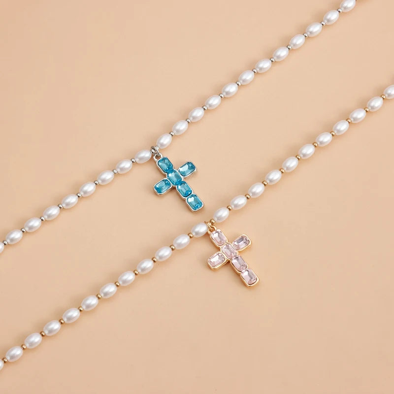 Kreuz-Halskette mit Rosa Zirkon & Ovaler Perle – Eleganter Damen-Schmuck als Geschenk