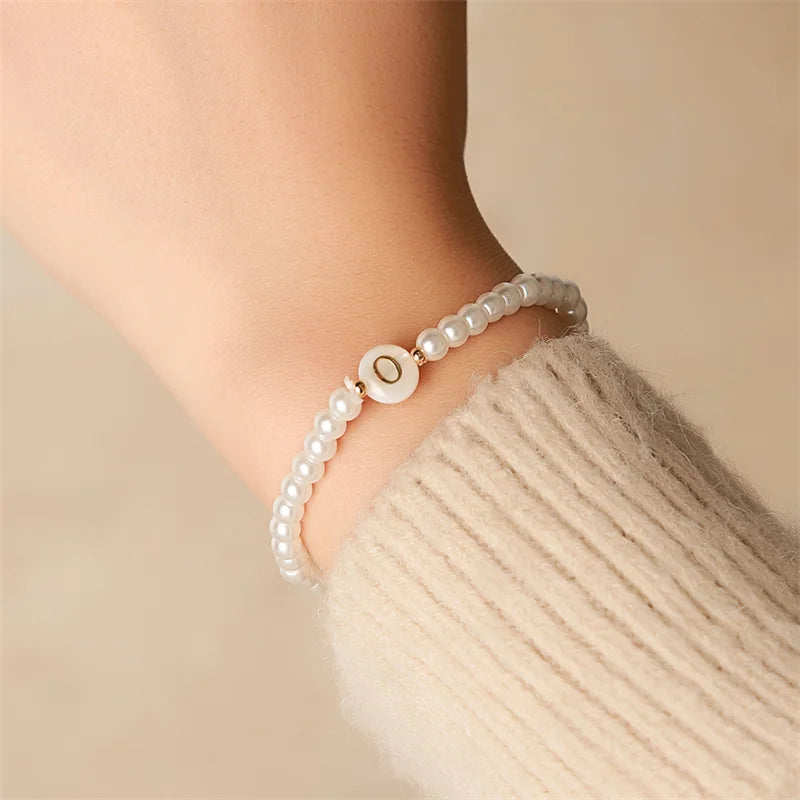 A–Z Initialen-Perlenarmband für Damen – Weiße Perlen mit Rundem Buchstabenanhänger