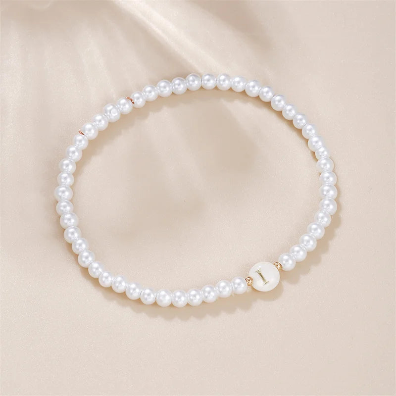A–Z Initialen-Perlenarmband für Damen – Weiße Perlen mit Rundem Buchstabenanhänger