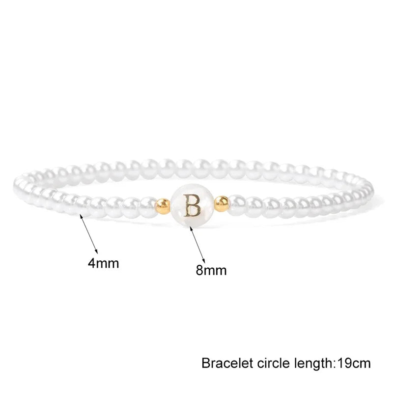 A–Z Initialen-Perlenarmband für Damen – Weiße Perlen mit Rundem Buchstabenanhänger