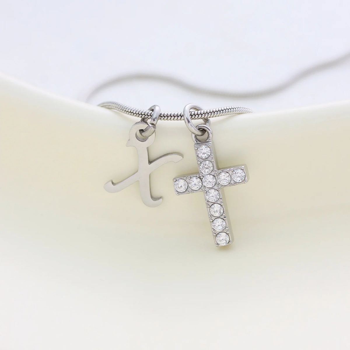 A-Z Initialen-Zirkonia-Kreuz-Halskette für Damen – Wasserfester Edelstahl Mini-Buchstabenanhänger mit Schlangenkette & Personalisiertem Schmuck