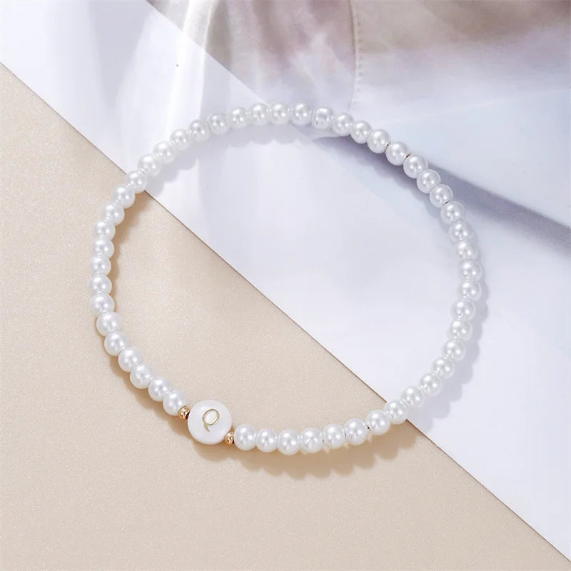 A–Z Initialen-Perlenarmband für Damen – Weiße Perlen mit Rundem Buchstabenanhänger