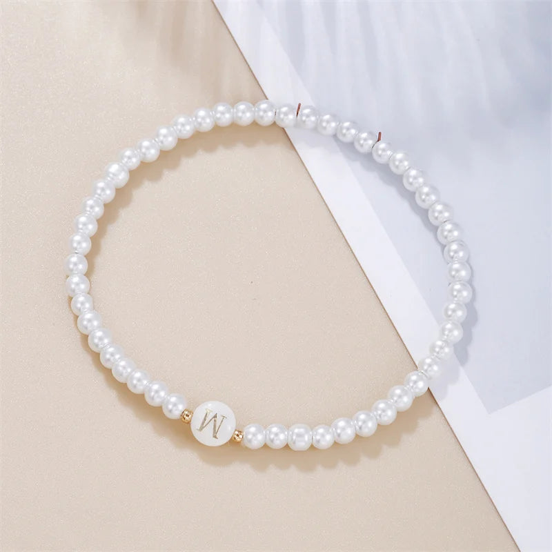 A–Z Initialen-Perlenarmband für Damen – Weiße Perlen mit Rundem Buchstabenanhänger