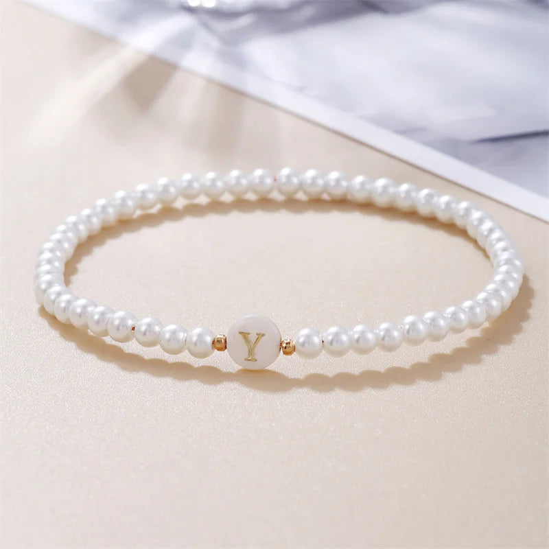 A–Z Initialen-Perlenarmband für Damen – Weiße Perlen mit Rundem Buchstabenanhänger