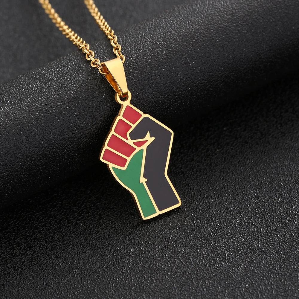 Afrikanisch Inspirierte Halskette mit Erhobener Faust – Edelstahl-Anhänger in Gold- oder Silberfarbe