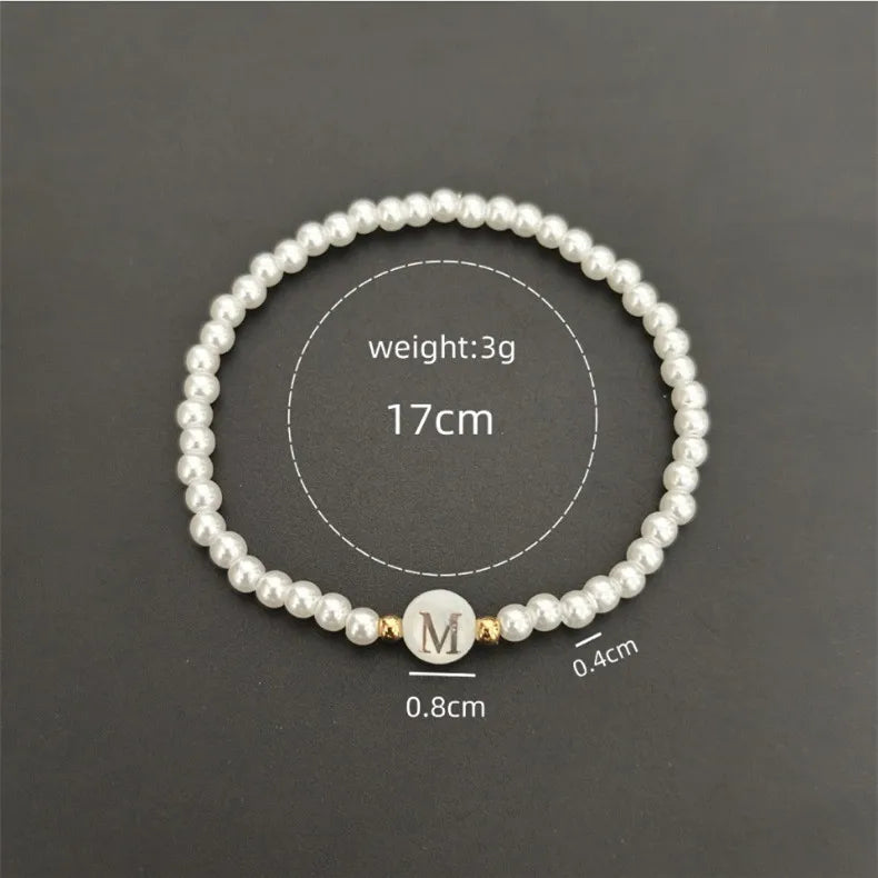 A–Z Initialen-Perlenarmband für Damen – Weiße Perlen mit Rundem Buchstabenanhänger