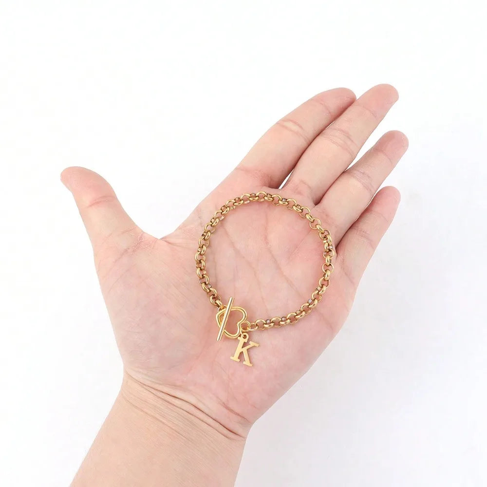 Vergoldetes A-Z Initialen-Herzarmband – Edelstahl-Buchstabenarmband mit Knebelverschluss für Damen, Valentinstags- & Liebesgeschenk