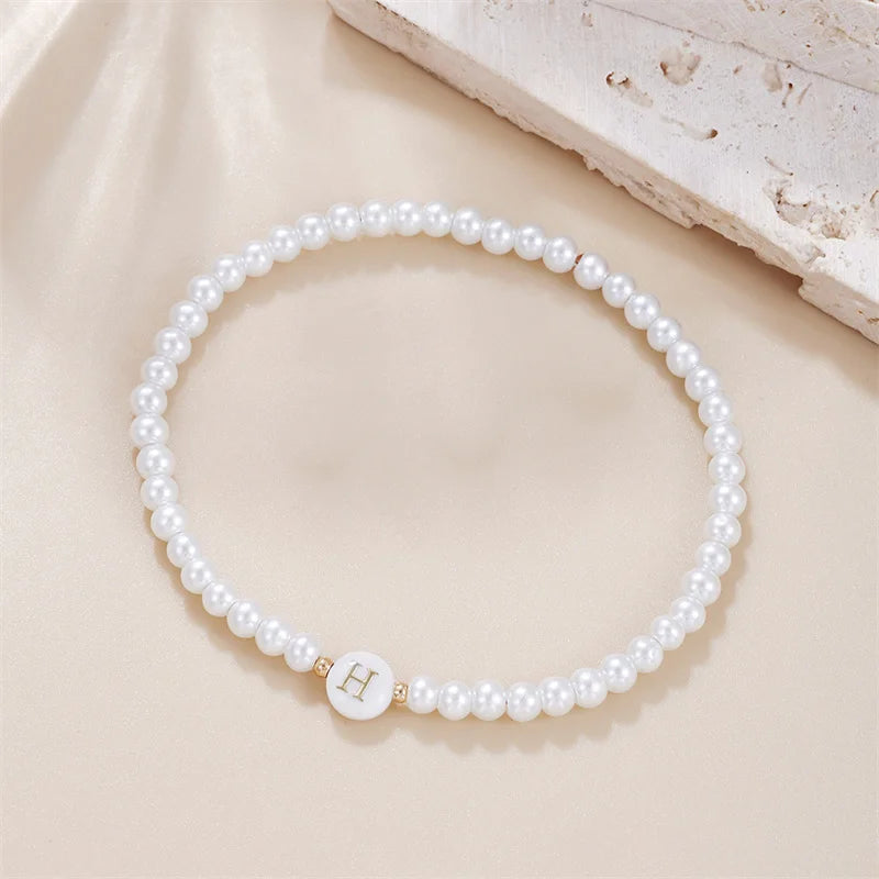 A–Z Initialen-Perlenarmband für Damen – Weiße Perlen mit Rundem Buchstabenanhänger