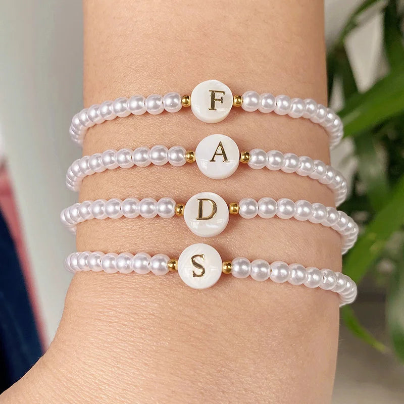 A–Z Initialen-Perlenarmband für Damen – Weiße Perlen mit Rundem Buchstabenanhänger