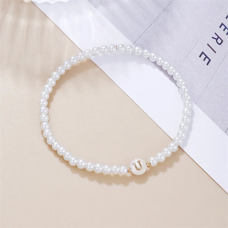 A–Z Initialen-Perlenarmband für Damen – Weiße Perlen mit Rundem Buchstabenanhänger