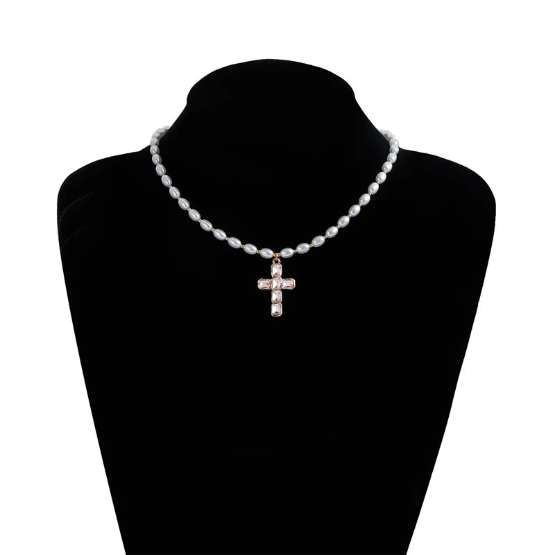 Kreuz-Halskette mit Rosa Zirkon & Ovaler Perle – Eleganter Damen-Schmuck als Geschenk