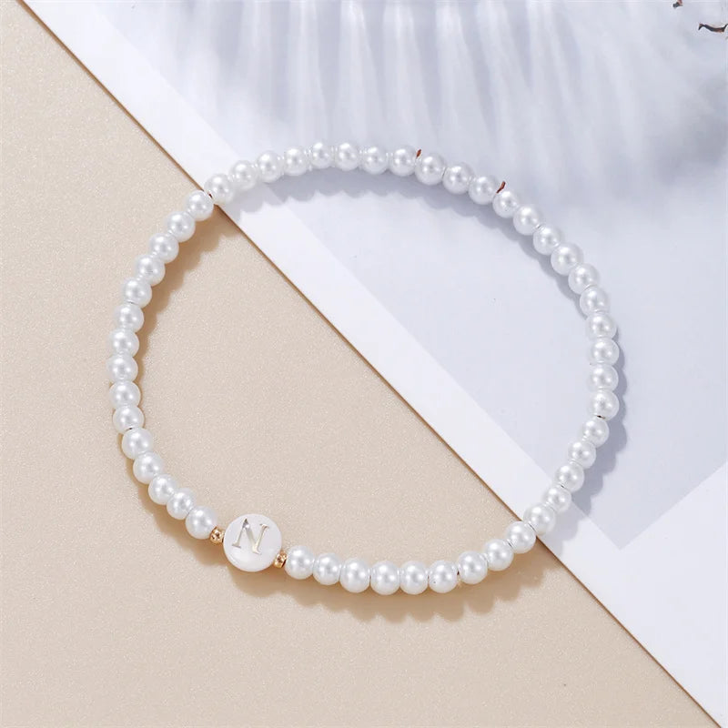 A–Z Initialen-Perlenarmband für Damen – Weiße Perlen mit Rundem Buchstabenanhänger