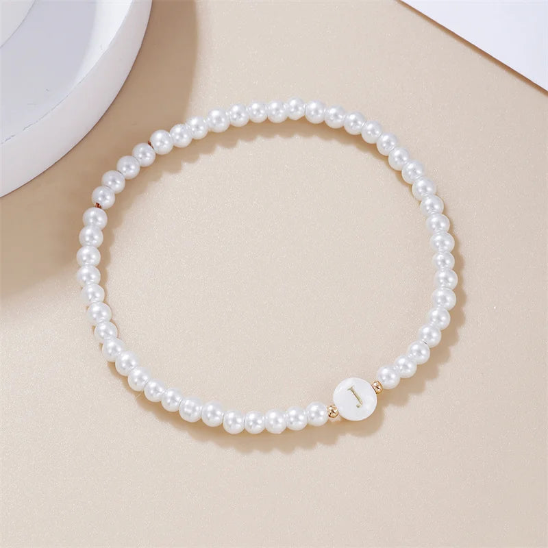 A–Z Initialen-Perlenarmband für Damen – Weiße Perlen mit Rundem Buchstabenanhänger