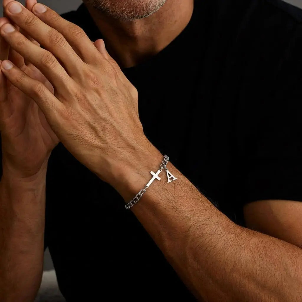 Herren Kreuz-Panzerarmband mit Initiale – A–Z Edelstahl-Armband als Glaubensschmuck