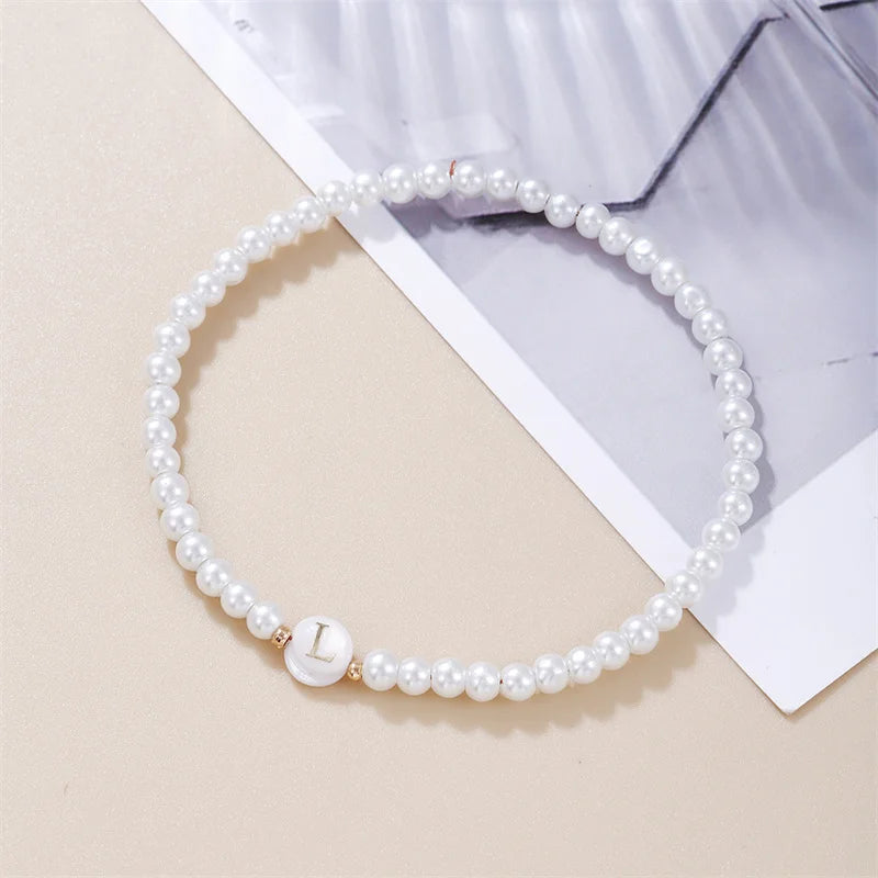 A–Z Initialen-Perlenarmband für Damen – Weiße Perlen mit Rundem Buchstabenanhänger