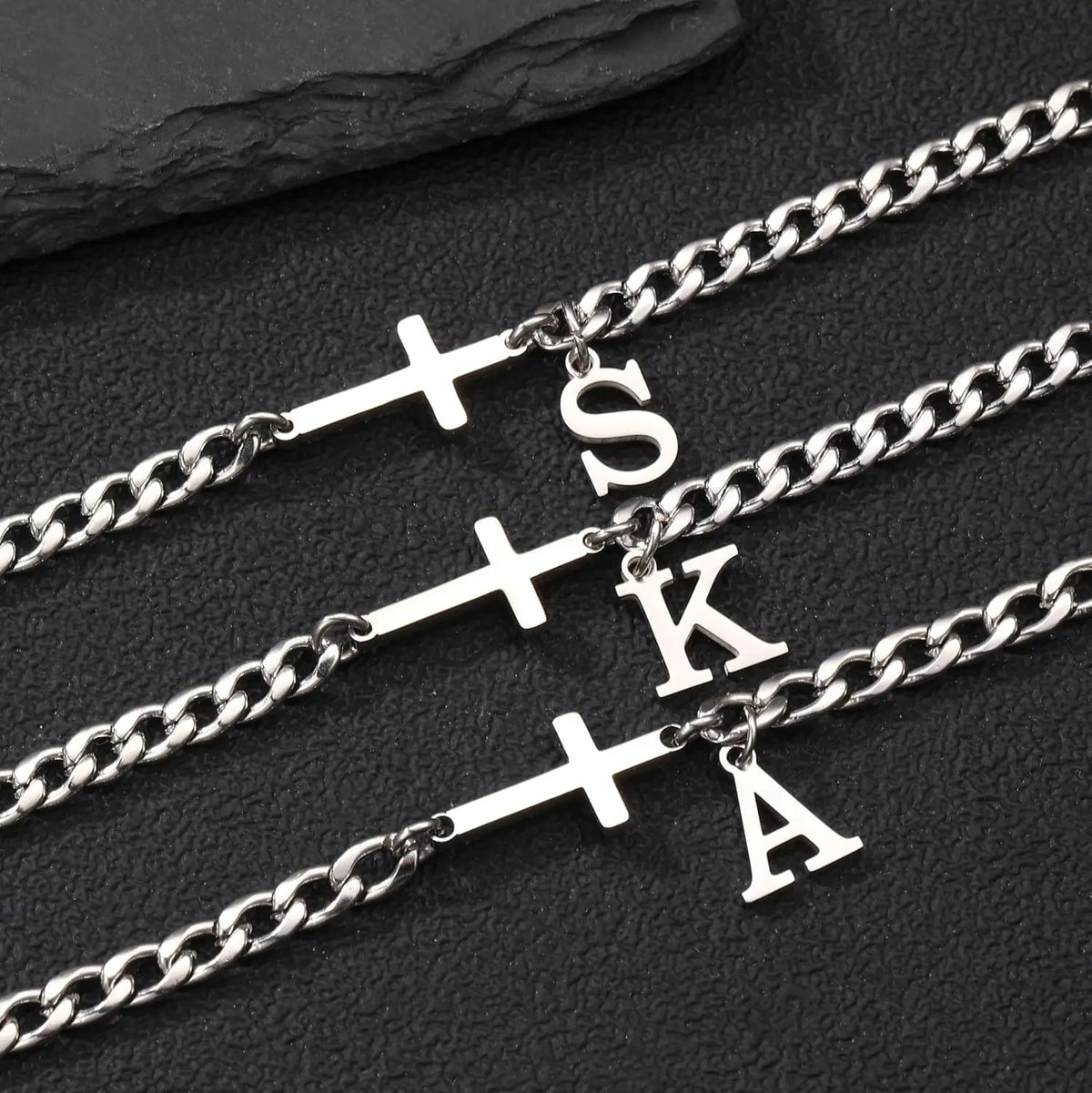 Herren Kreuz-Panzerarmband mit Initiale – A–Z Edelstahl-Armband als Glaubensschmuck