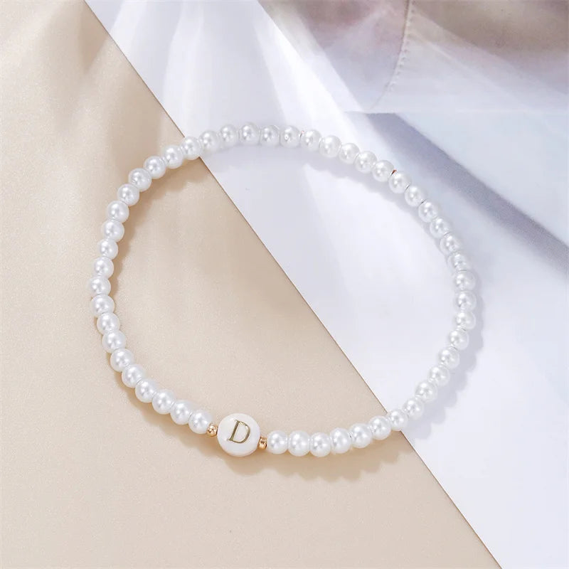 A–Z Initialen-Perlenarmband für Damen – Weiße Perlen mit Rundem Buchstabenanhänger