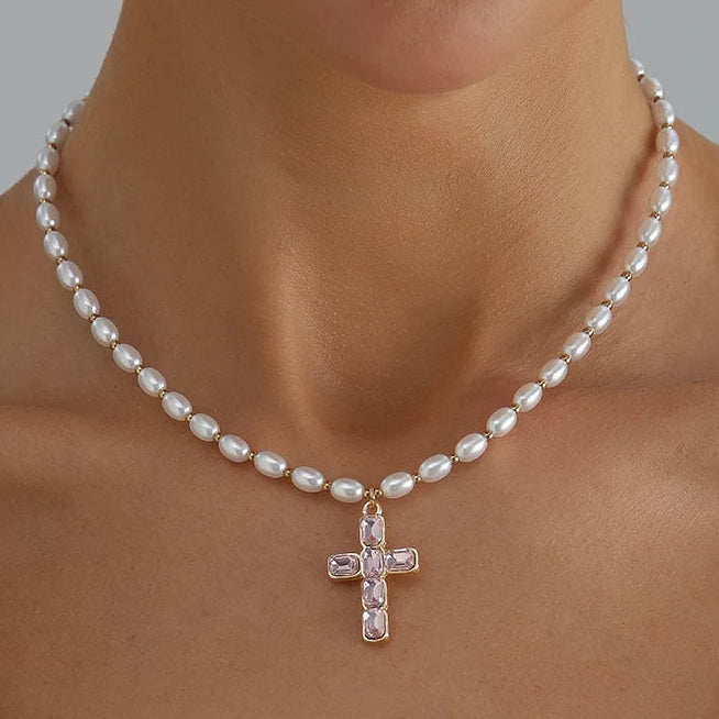 Kreuz-Halskette mit Rosa Zirkon & Ovaler Perle – Eleganter Damen-Schmuck als Geschenk