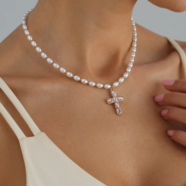 Kreuz-Halskette mit Rosa Zirkon & Ovaler Perle – Eleganter Damen-Schmuck als Geschenk