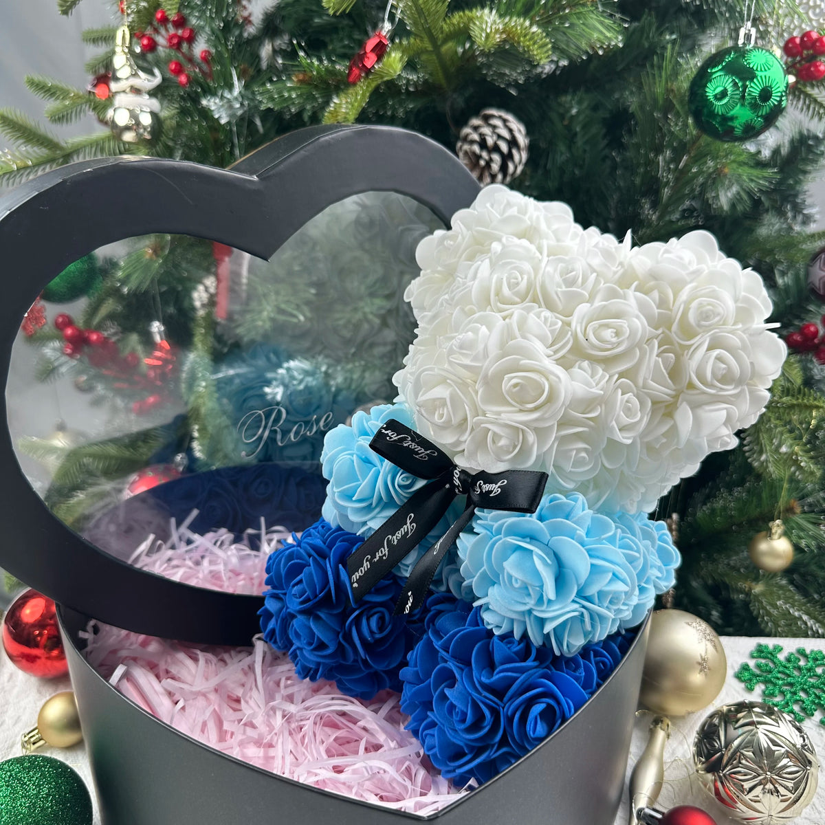 25cm Rosen-Teddybär mit Geschenkbox – Romantischer Kunstrosen-Bär zum Valentinstag oder besonderem Anlass
